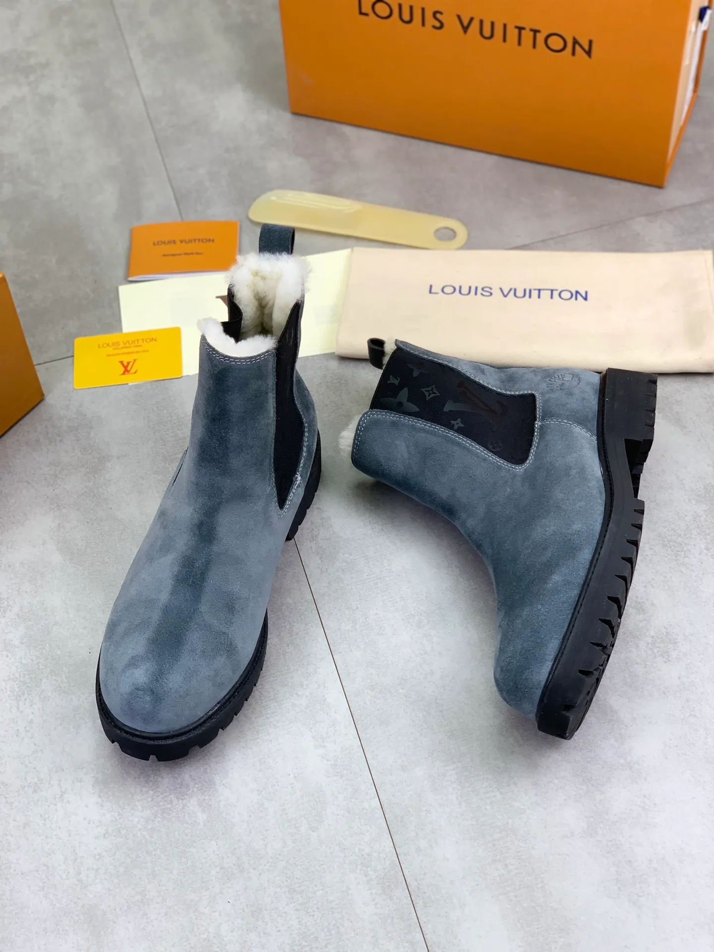 Factory price P900 💰💎💎💎High version of new men's shoes. Purchasing quality◾️◽️LV～Louis Vuitton boots series! by Virgin Abloh The most beautiful sneakers, Lv Brand strongly recommends new products, official website limited edition retro basketball sneakers! Both the high-top and low-top models spent money to purchase 1:1 accurate reproductions of the originals. The details are invincible and full of sincerity. The imported custom-made original frosted cowhide leather is packaged in the same way as the originals. The details are 100% restored. The privately customized originals are combined into a non-slip, wear-resistant and lightweight foam outsole. It is different from other brands. Without the original version, this effect cannot be achieved! L’s best-looking men’s shoes in the past, don’t miss it! Calfskin lining: Imported water-dyed cowhide lining/foot pad Outsole: lightweight foaming and non-slip Size: Men's 39-44 (38, 45 customized, non-refundable)